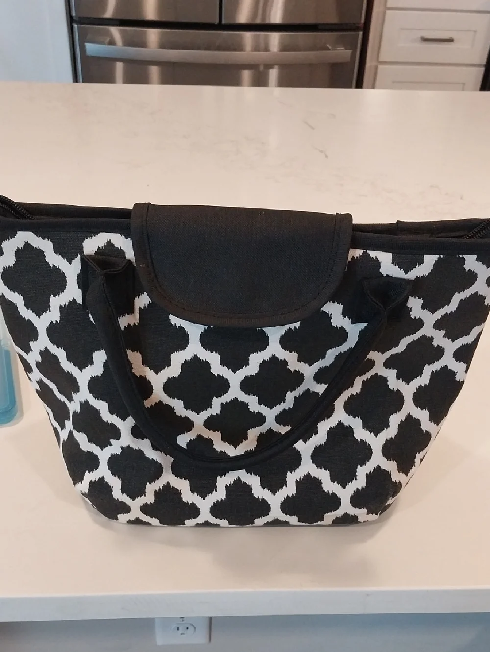 Fit And Fresh Ikat TilE Black & White Patterned InsulatedTote Bag. - Picture 2 of 9